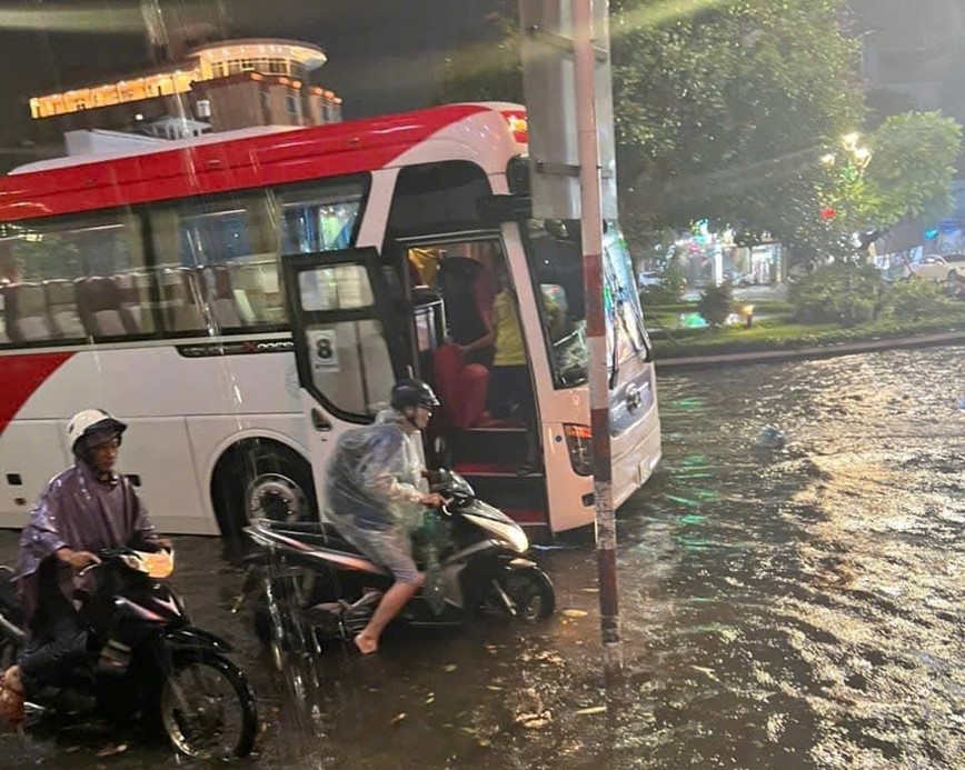 Quang Ngai: mua lon lam nhieu tuyen duong thanh bien nuoc - Hinh anh 6