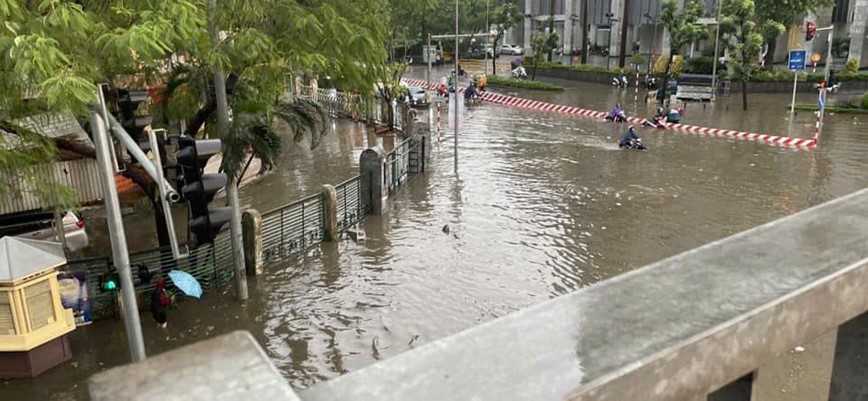 Duong pho Ha Noi un tac keo dai, nhieu noi ngap sau trong sang dau tuan - Hinh anh 8