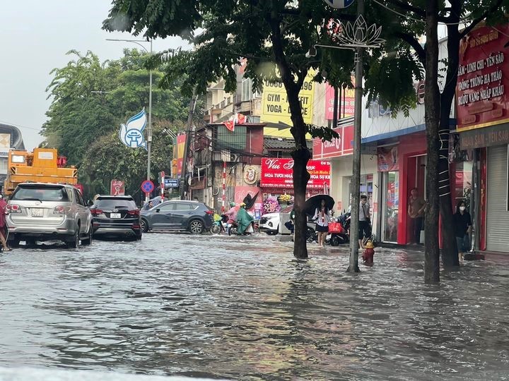 Duong pho Ha Noi un tac keo dai, nhieu noi ngap sau trong sang dau tuan - Hinh anh 5