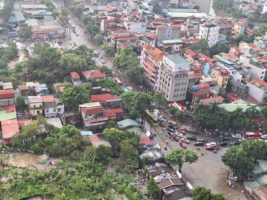 Duong pho Ha Noi un tac keo dai, nhieu noi ngap sau trong sang dau tuan - Hinh anh 7