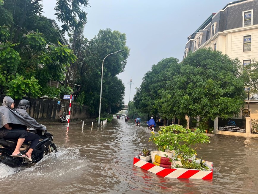 Duong pho Ha Noi un tac keo dai, nhieu noi ngap sau trong sang dau tuan - Hinh anh 6