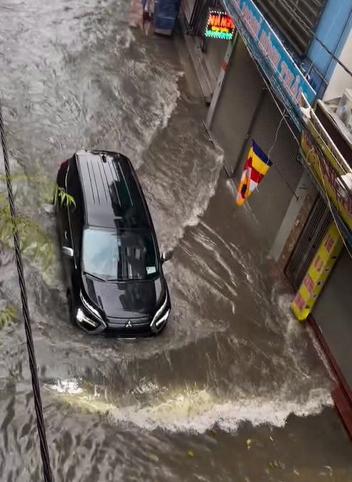 Duong pho Ha Noi un tac keo dai, nhieu noi ngap sau trong sang dau tuan - Hinh anh 2