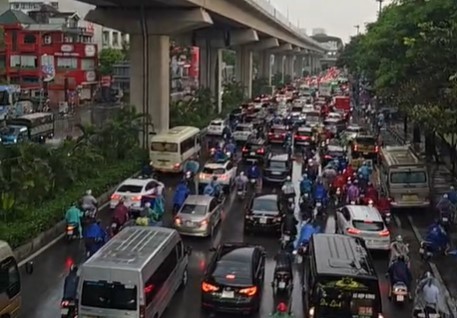 Duong pho Ha Noi un tac keo dai, nhieu noi ngap sau trong sang dau tuan - Hinh anh 4