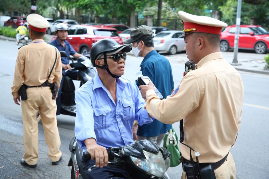 Ha Noi: Luc luong CSGT xu phat gan 6.000 