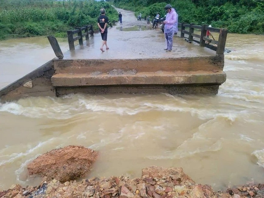 Thanh Hoa: nuoc lu cuon sap cau Ben Nha - Hinh anh 1