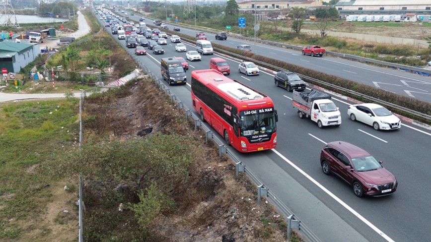 Hang van nguoi dan tro lai Thu do sau ky nghi Tet - Hinh anh 3