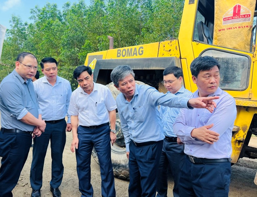 Quang Nam: du an cai tao Quoc lo 14E phai thi cong “3 ca, 4 kip” - Hinh anh 2
