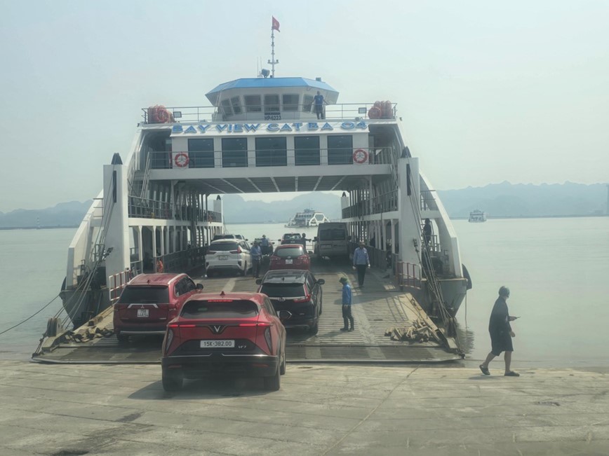 Cat Ba chua vao mua du lich, khach da doi ca tieng - Hinh anh 4