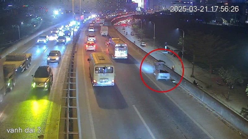 Chan bat xe ba banh di len Vanh dai 3 tren cao - Hinh anh 1