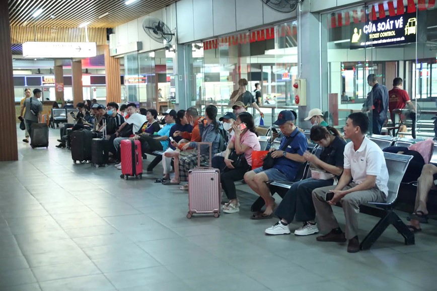 Hà Nội: các bến xe sẵn sàng phục vụ cao điểm nghỉ lễ 30/4 - 1/5 - Hình ảnh 7 Ha Noi: cac ben xe san sang phuc vu cao diem nghi le 30/4 - 1/5 - Hinh anh 7