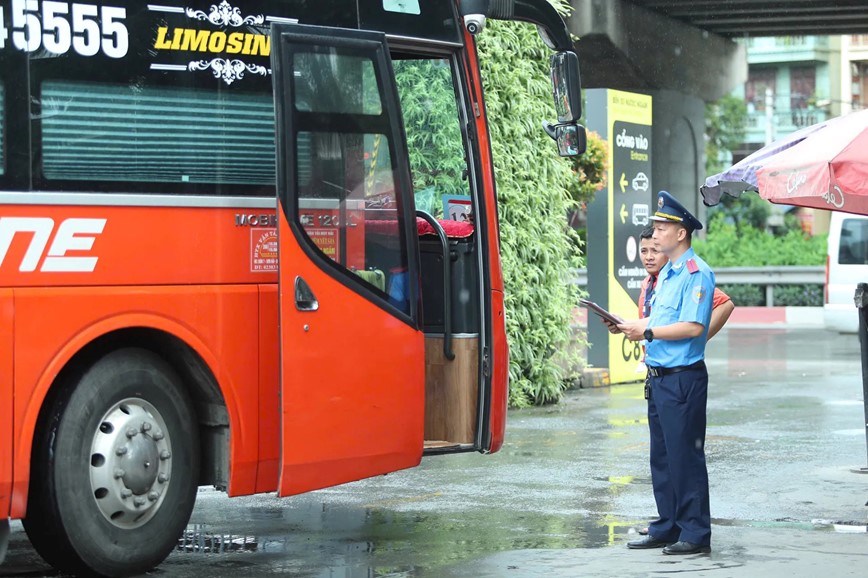 Hà Nội: các bến xe sẵn sàng phục vụ cao điểm nghỉ lễ 30/4 - 1/5 - Hình ảnh 3 Ha Noi: cac ben xe san sang phuc vu cao diem nghi le 30/4 - 1/5 - Hinh anh 3