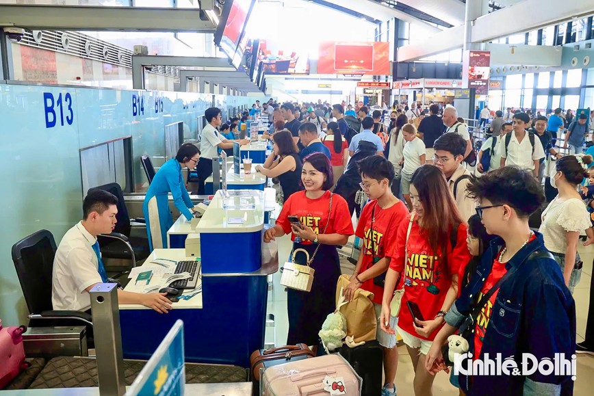 Hành khách tấp nập tới Sân bay Nội Bài trước kỳ nghỉ lễ 30/4 – 1/5 - Hình ảnh 1 Hanh khach tap nap toi San bay Noi Bai truoc ky nghi le 30/4 – 1/5 - Hinh anh 1