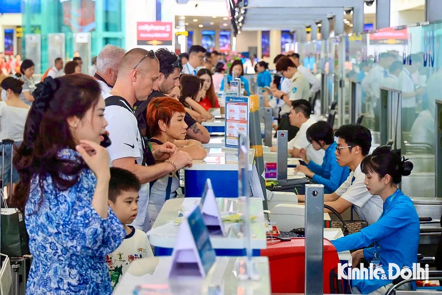 Hành khách tấp nập tới Sân bay Nội Bài trước kỳ nghỉ lễ 30/4 – 1/5 - Hình ảnh 2 Hanh khach tap nap toi San bay Noi Bai truoc ky nghi le 30/4 – 1/5 - Hinh anh 2