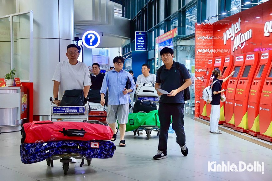 Hành khách tấp nập tới Sân bay Nội Bài trước kỳ nghỉ lễ 30/4 – 1/5 - Hình ảnh 6 Hanh khach tap nap toi San bay Noi Bai truoc ky nghi le 30/4 – 1/5 - Hinh anh 6