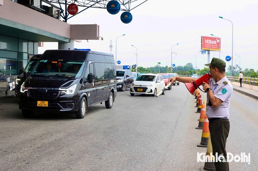 Hành khách tấp nập tới Sân bay Nội Bài trước kỳ nghỉ lễ 30/4 – 1/5 - Hình ảnh 12 Hanh khach tap nap toi San bay Noi Bai truoc ky nghi le 30/4 – 1/5 - Hinh anh 12