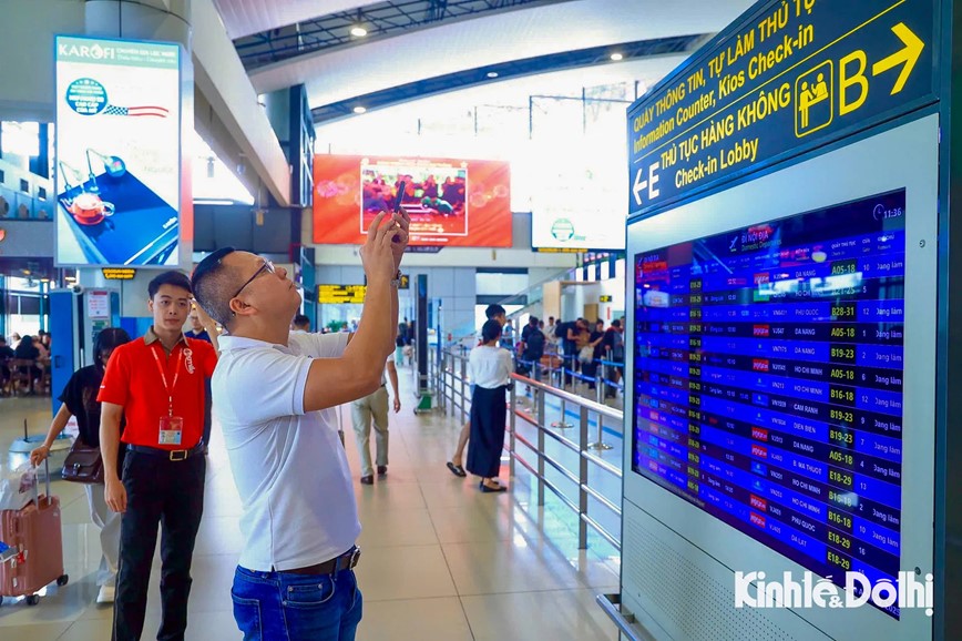 Hành khách tấp nập tới Sân bay Nội Bài trước kỳ nghỉ lễ 30/4 – 1/5 - Hình ảnh 4 Hanh khach tap nap toi San bay Noi Bai truoc ky nghi le 30/4 – 1/5 - Hinh anh 4