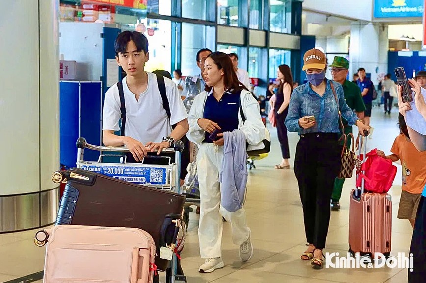 Hành khách tấp nập tới Sân bay Nội Bài trước kỳ nghỉ lễ 30/4 – 1/5 - Hình ảnh 5 Hanh khach tap nap toi San bay Noi Bai truoc ky nghi le 30/4 – 1/5 - Hinh anh 5
