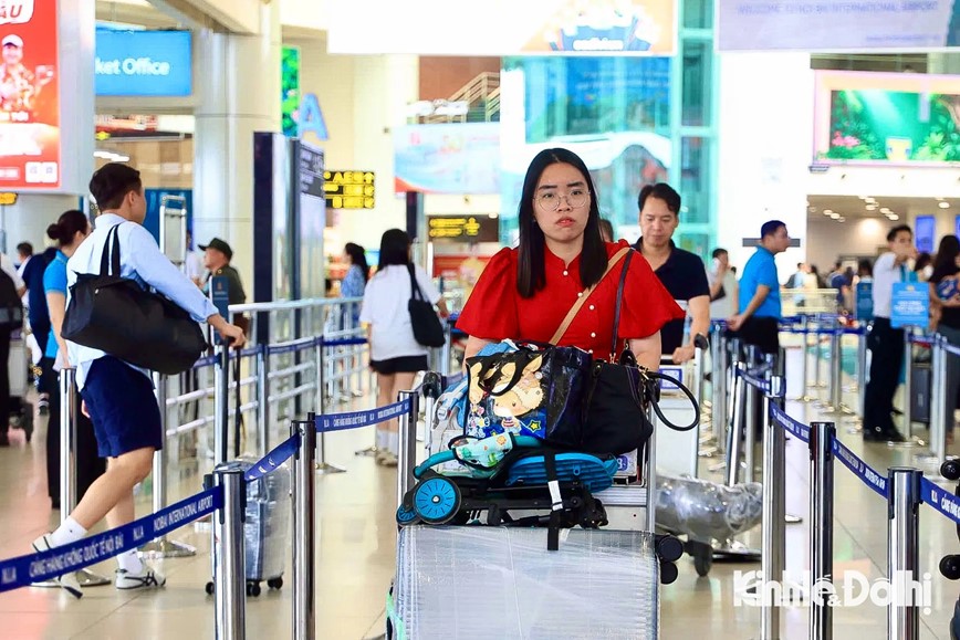 Hành khách tấp nập tới Sân bay Nội Bài trước kỳ nghỉ lễ 30/4 – 1/5 - Hình ảnh 7 Hanh khach tap nap toi San bay Noi Bai truoc ky nghi le 30/4 – 1/5 - Hinh anh 7