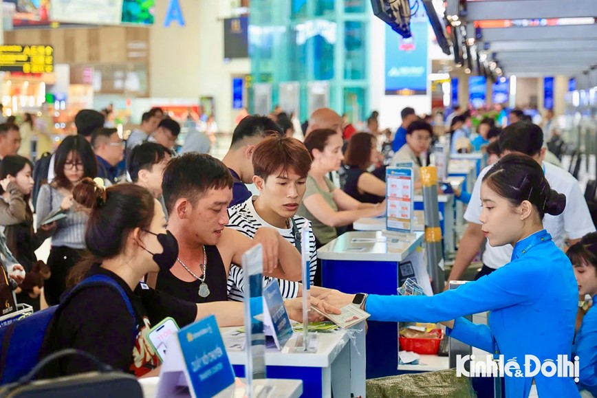 Hành khách tấp nập tới Sân bay Nội Bài trước kỳ nghỉ lễ 30/4 – 1/5 - Hình ảnh 3 Hanh khach tap nap toi San bay Noi Bai truoc ky nghi le 30/4 – 1/5 - Hinh anh 3