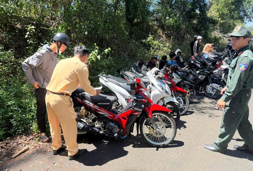 Dak Nong: kip thoi ngan chan 2 nhom thieu nien tu tap dua xe trai phep - Hinh anh 2