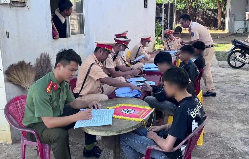 Dak Nong: kip thoi ngan chan 2 nhom thieu nien tu tap dua xe trai phep - Hinh anh 4