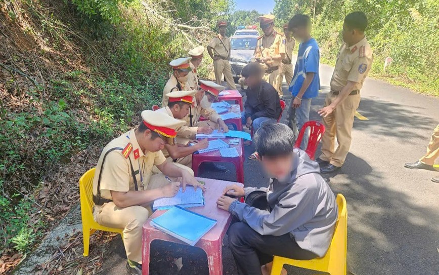 Đắk Nông: kịp thời ngăn chặn 2 nhóm thiếu niên tụ tập đua xe trái phép - Hình ảnh 3 Dak Nong: kip thoi ngan chan 2 nhom thieu nien tu tap dua xe trai phep - Hinh anh 3