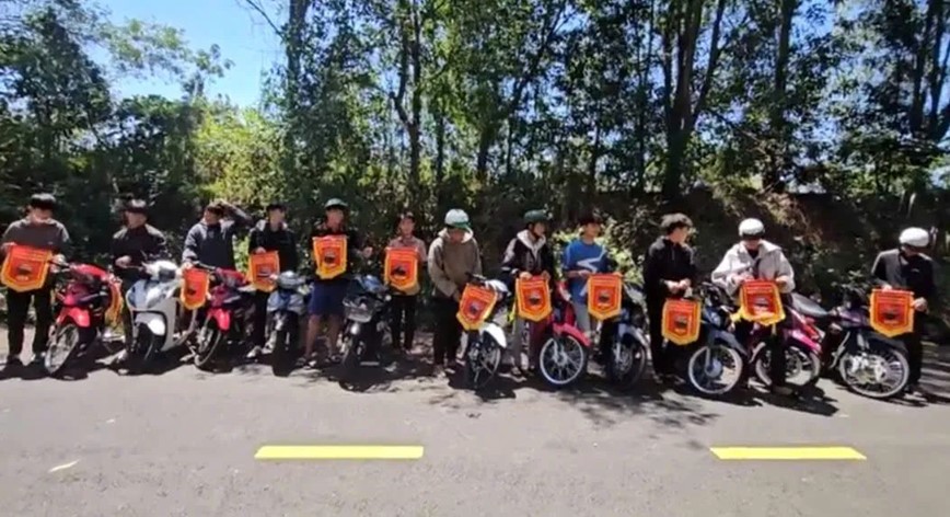 Dak Nong: kip thoi ngan chan 2 nhom thieu nien tu tap dua xe trai phep - Hinh anh 1