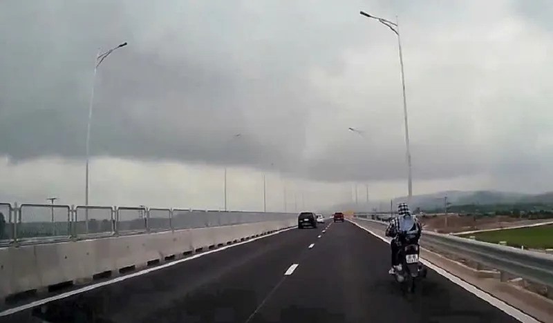 Ha Tinh: dan trau nhon nho tren cao toc Bac - Nam - Hinh anh 2