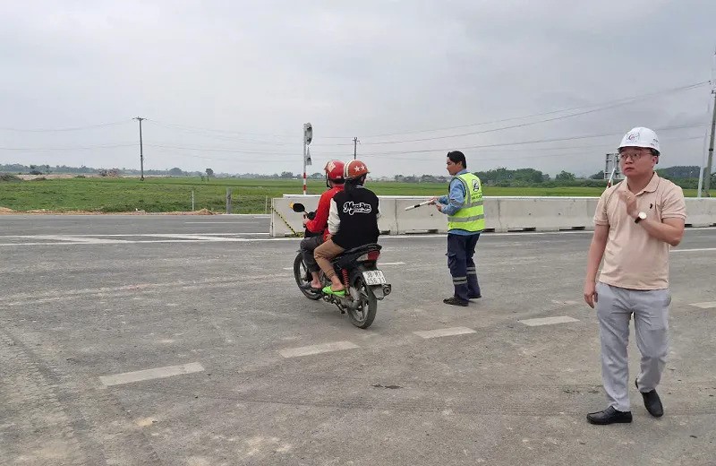 Ha Tinh: dan trau nhon nho tren cao toc Bac - Nam - Hinh anh 3