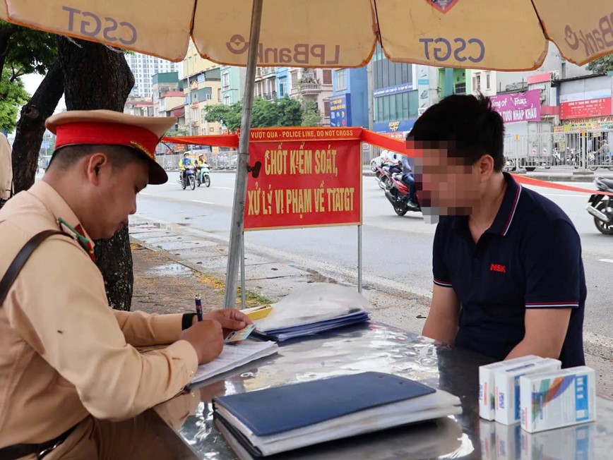 CSGT Ha Noi xu ly nhieu xe khach vi pham dip nghi le - Hinh anh 2