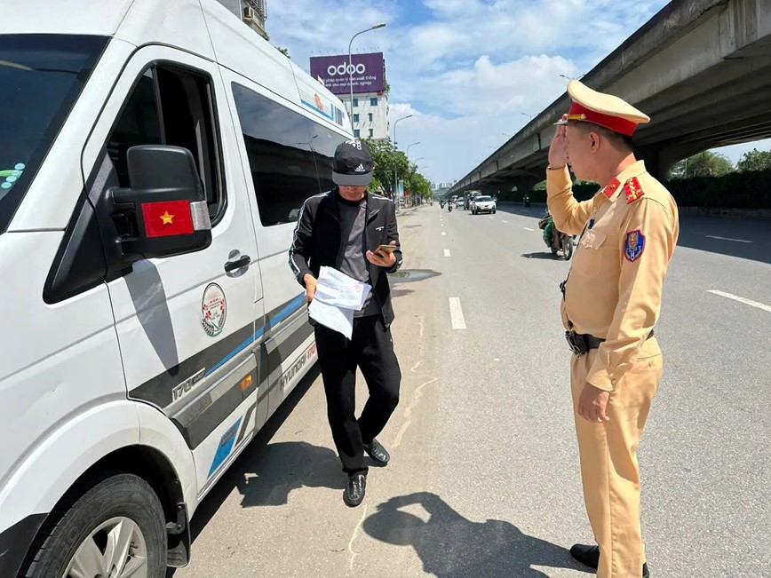 CSGT Ha Noi xu ly nhieu xe khach vi pham dip nghi le - Hinh anh 1