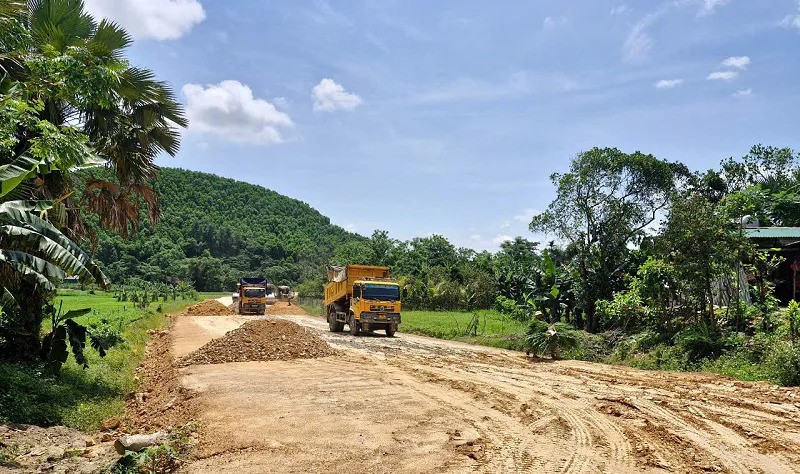 Ha Tinh: nguoi dan tu y khai thac dat trong hanh lang Quoc lo 8C - Hinh anh 5
