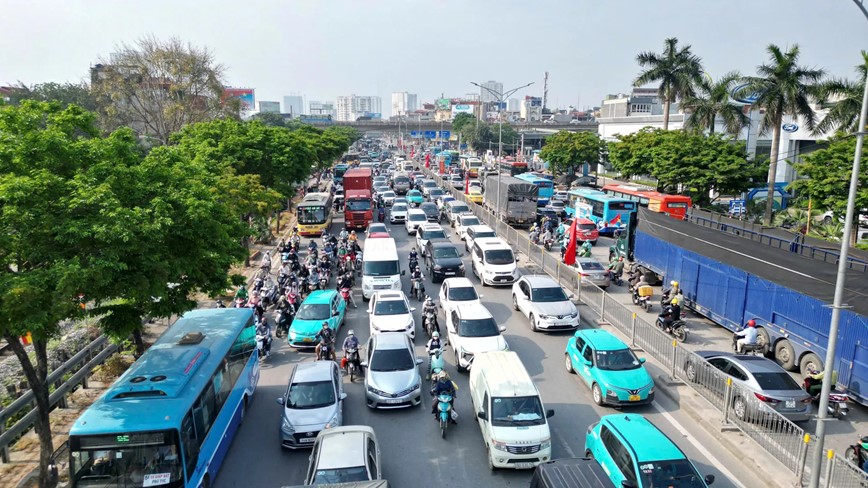 Giao thông Thủ đô thuận lợi, an toàn trong kỳ nghỉ lễ 30/4 - 1/5 - Hình ảnh 1 Giao thong Thu do thuan loi, an toan trong ky nghi le 30/4 - 1/5 - Hinh anh 1