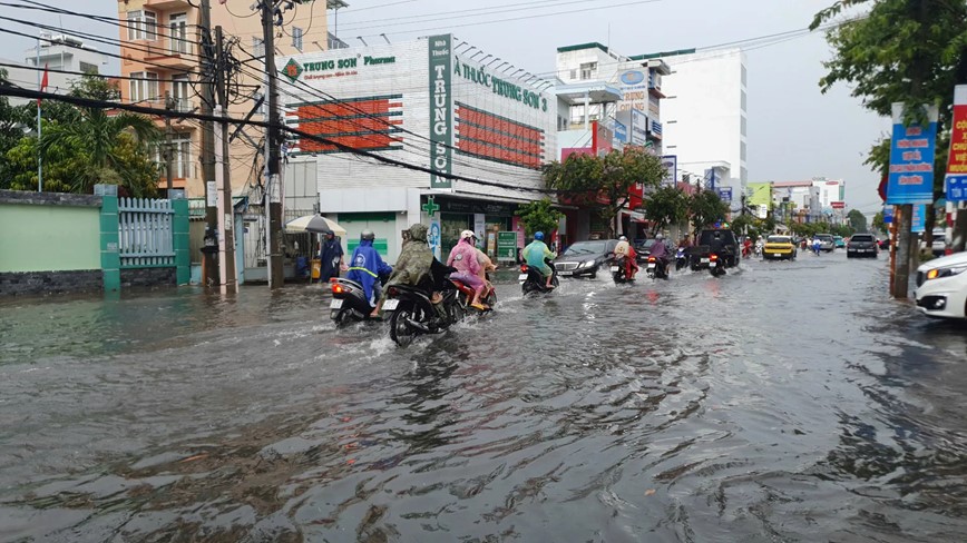 Can Tho: nhieu tuyen duong ngap sau do mua lon - Hinh anh 2