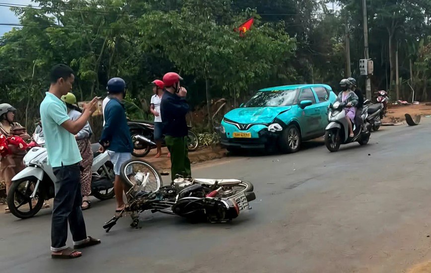 Dak Lak: va cham voi xe taxi dien, mot nguoi dan ong tu vong - Hinh anh 1
