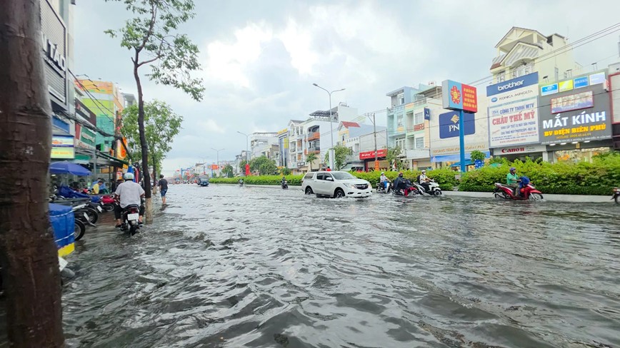 Can Tho: nhieu tuyen duong ngap sau do mua lon - Hinh anh 3