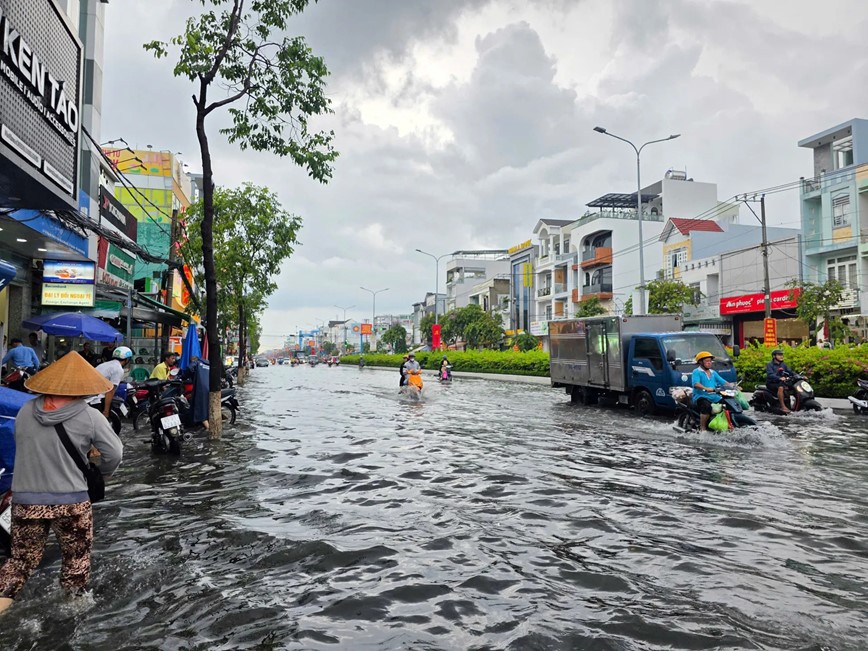 Can Tho: nhieu tuyen duong ngap sau do mua lon - Hinh anh 4