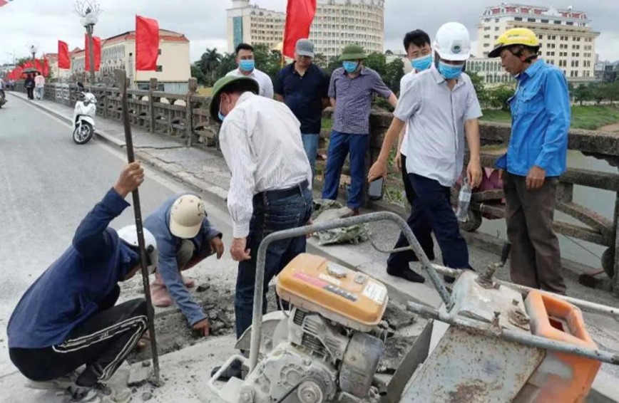 Quang Ninh: xuat hien vet nut tren mat cau Ka Long - Hinh anh 1