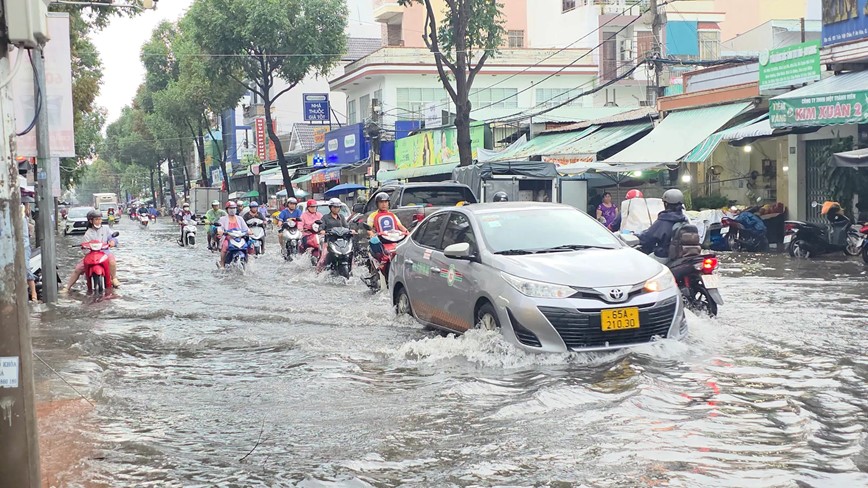 Can Tho: nhieu tuyen duong ngap sau do mua lon - Hinh anh 5