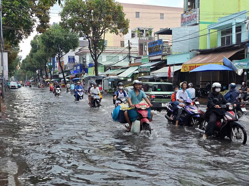 Can Tho: nhieu tuyen duong ngap sau do mua lon - Hinh anh 6