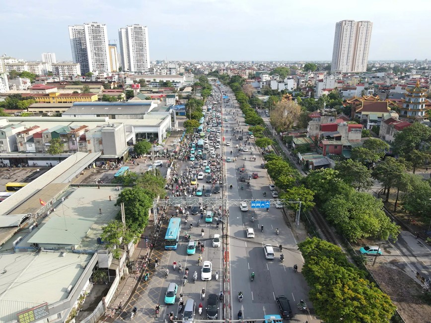Sau ky nghi le 30/4 - 1/5, hang van nguoi dan tro lai Thu do, ap luc giao thong tang cao - Hinh anh 8