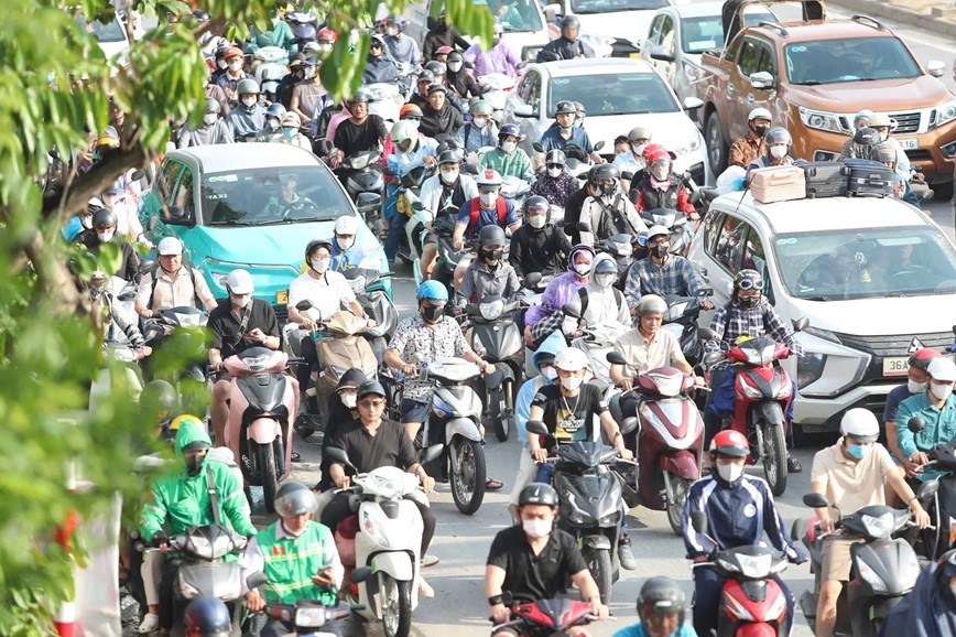 Sau ky nghi le 30/4 - 1/5, hang van nguoi dan tro lai Thu do, ap luc giao thong tang cao - Hinh anh 5