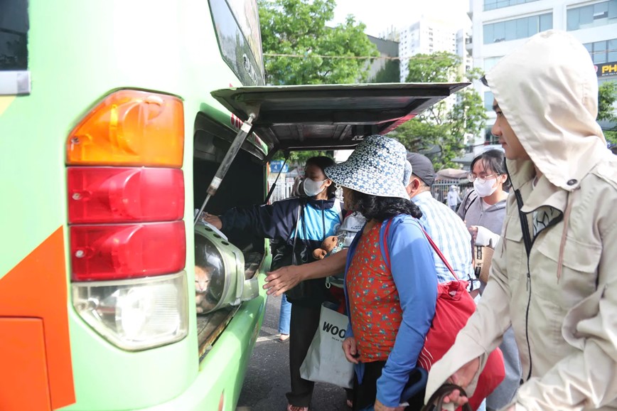 Sau ky nghi le 30/4 - 1/5, hang van nguoi dan tro lai Thu do, ap luc giao thong tang cao - Hinh anh 4