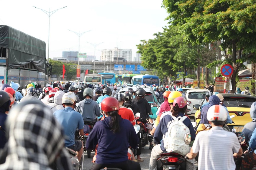 Sau ky nghi le 30/4 - 1/5, hang van nguoi dan tro lai Thu do, ap luc giao thong tang cao - Hinh anh 3