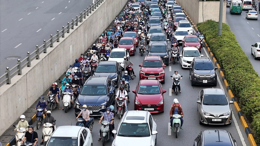 Duong pho Ha Noi lai dong duc nguoi va phuong tien sau ky nghi le 30/4 - 1/5 - Hinh anh 10