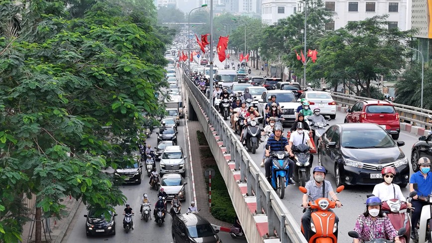Duong pho Ha Noi lai dong duc nguoi va phuong tien sau ky nghi le 30/4 - 1/5 - Hinh anh 9