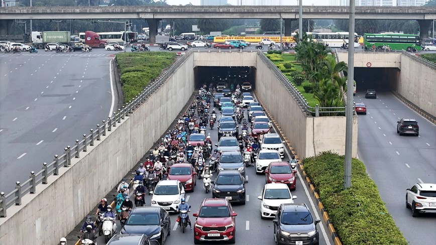 Duong pho Ha Noi lai dong duc nguoi va phuong tien sau ky nghi le 30/4 - 1/5 - Hinh anh 8