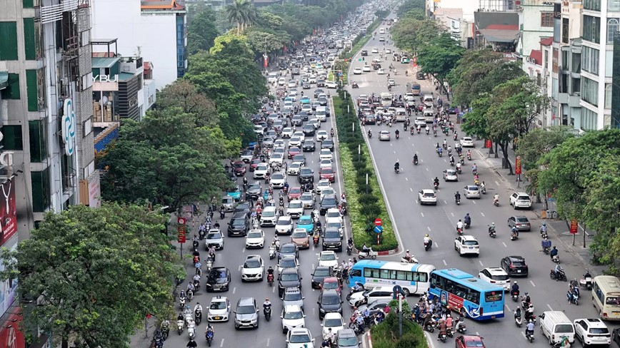 Duong pho Ha Noi lai dong duc nguoi va phuong tien sau ky nghi le 30/4 - 1/5 - Hinh anh 7