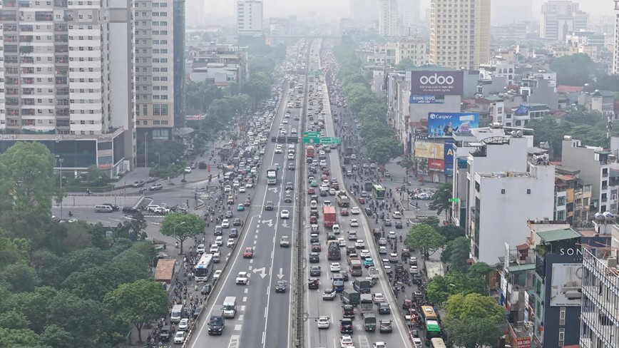 Duong pho Ha Noi lai dong duc nguoi va phuong tien sau ky nghi le 30/4 - 1/5 - Hinh anh 4