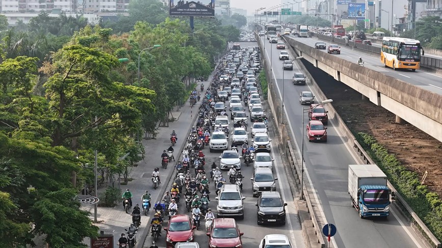 Duong pho Ha Noi lai dong duc nguoi va phuong tien sau ky nghi le 30/4 - 1/5 - Hinh anh 3